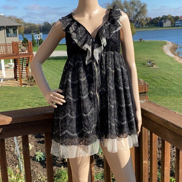 The Pyramid Collection Dresses & Skirts - The Pyramid Collection Ruffled Empire Top